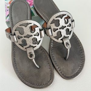 Tory Burch Miller Metallic Thong Sandal Pewter Sz 7.5